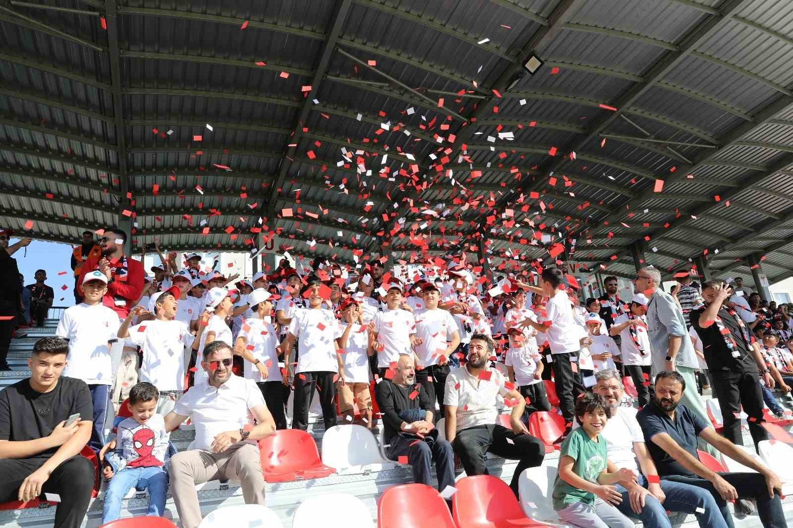 İpekyolu Belediyesiyle çocuklar ilk kez stadyumda maç izledi