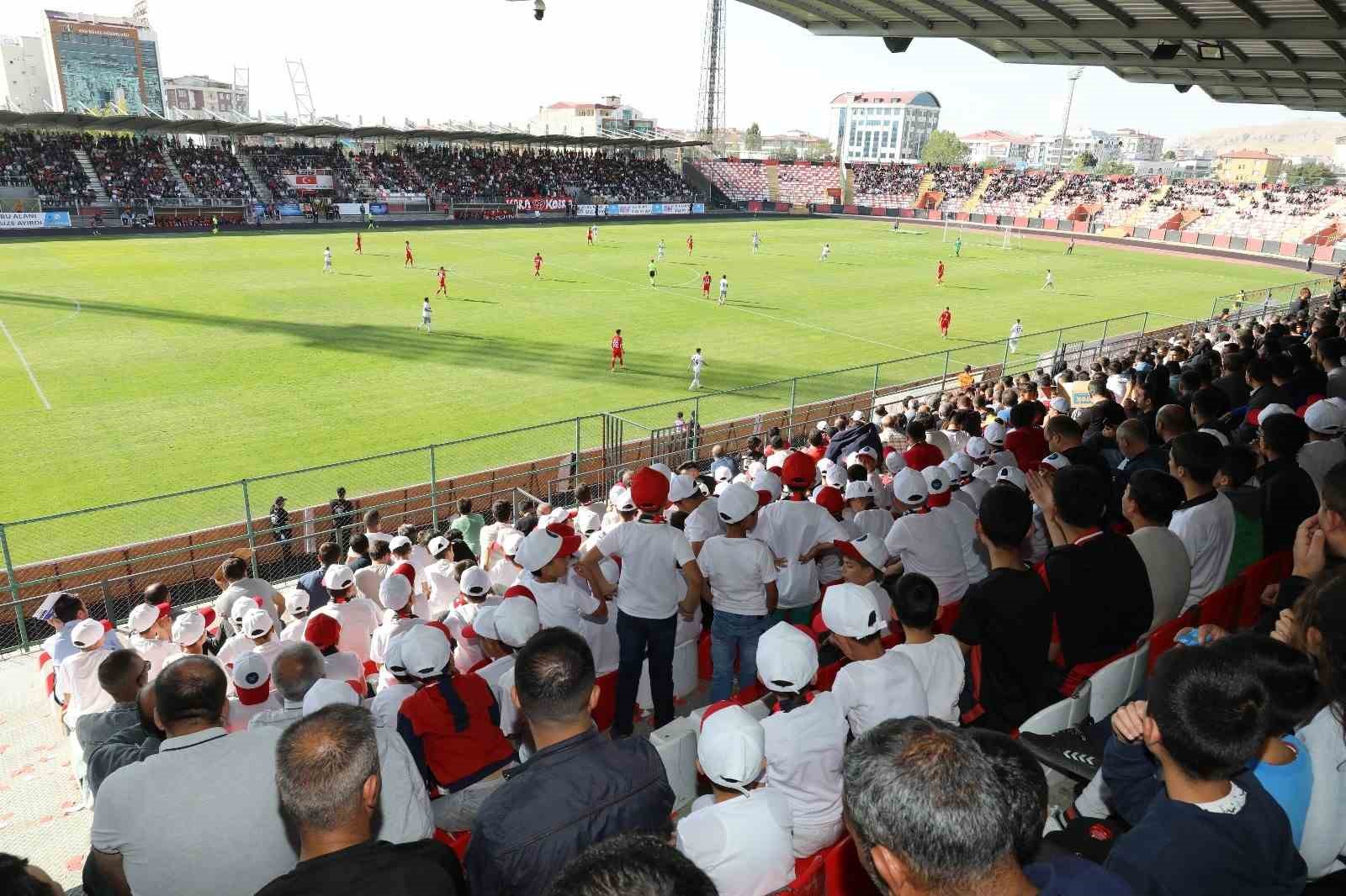 İpekyolu Belediyesiyle çocuklar ilk kez stadyumda maç izledi