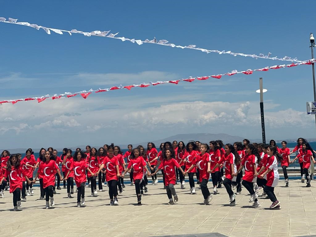 100 kızla renkli 100. yıl kutlaması