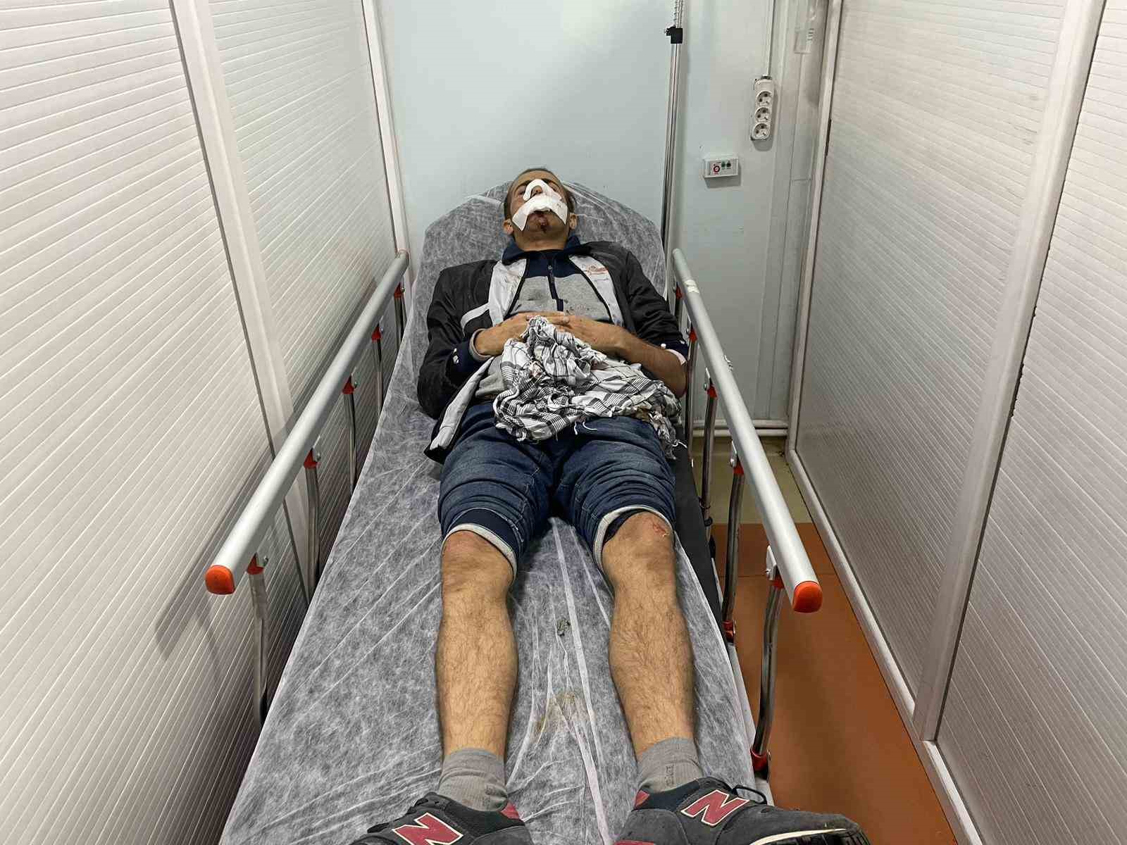 Kaçak göçmenleri taşıyan minibüs devrildi: 20 yaralı
