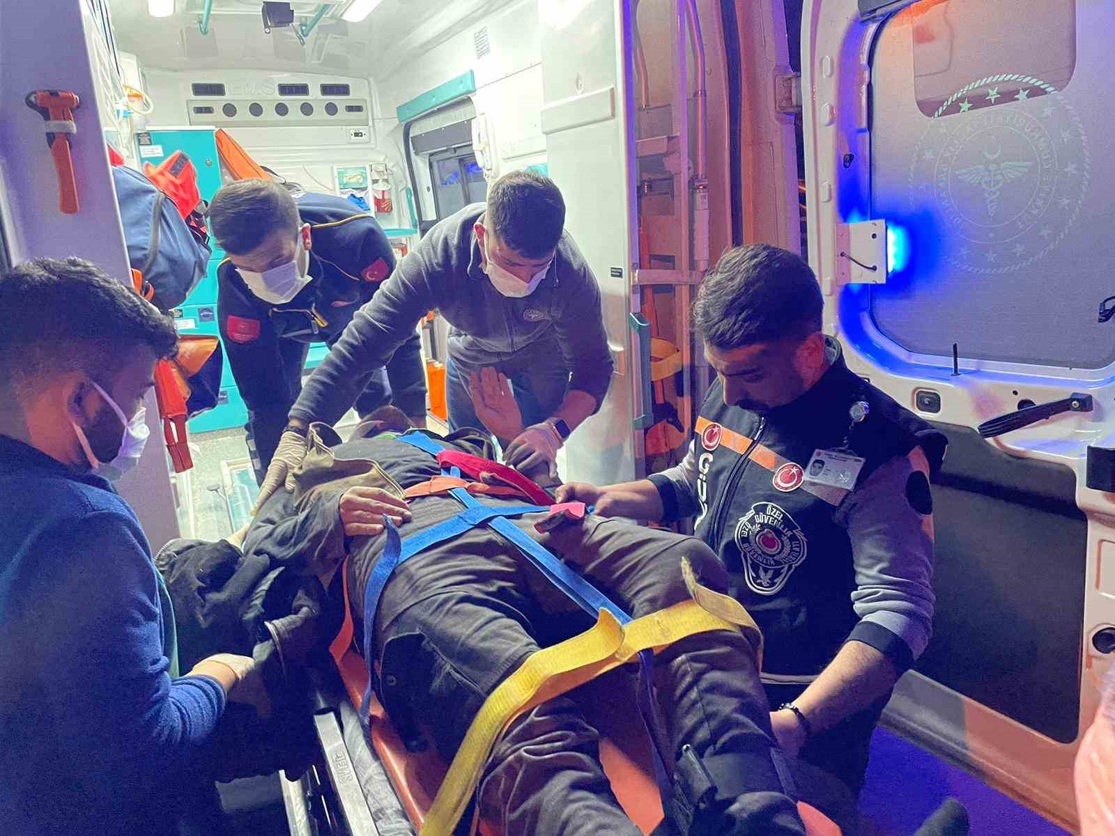 Kaçak göçmenleri taşıyan minibüs devrildi: 20 yaralı