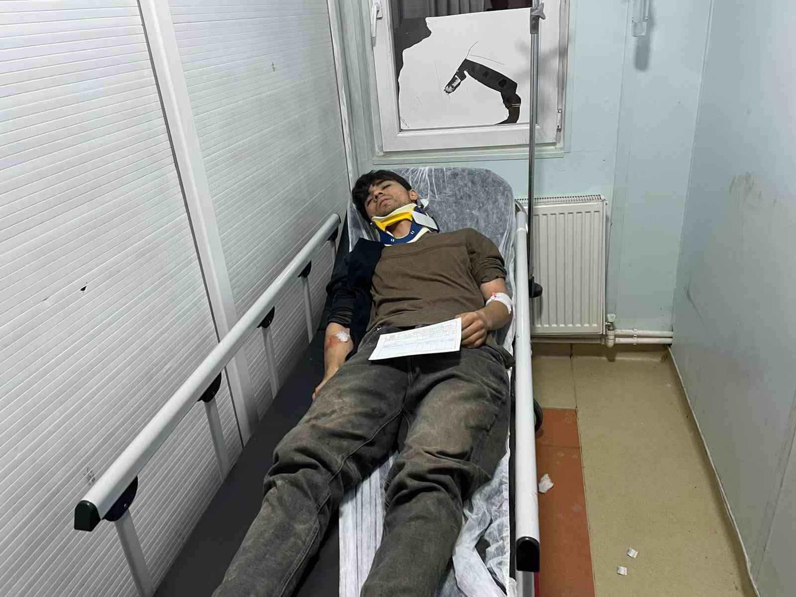 Kaçak göçmenleri taşıyan minibüs devrildi: 20 yaralı