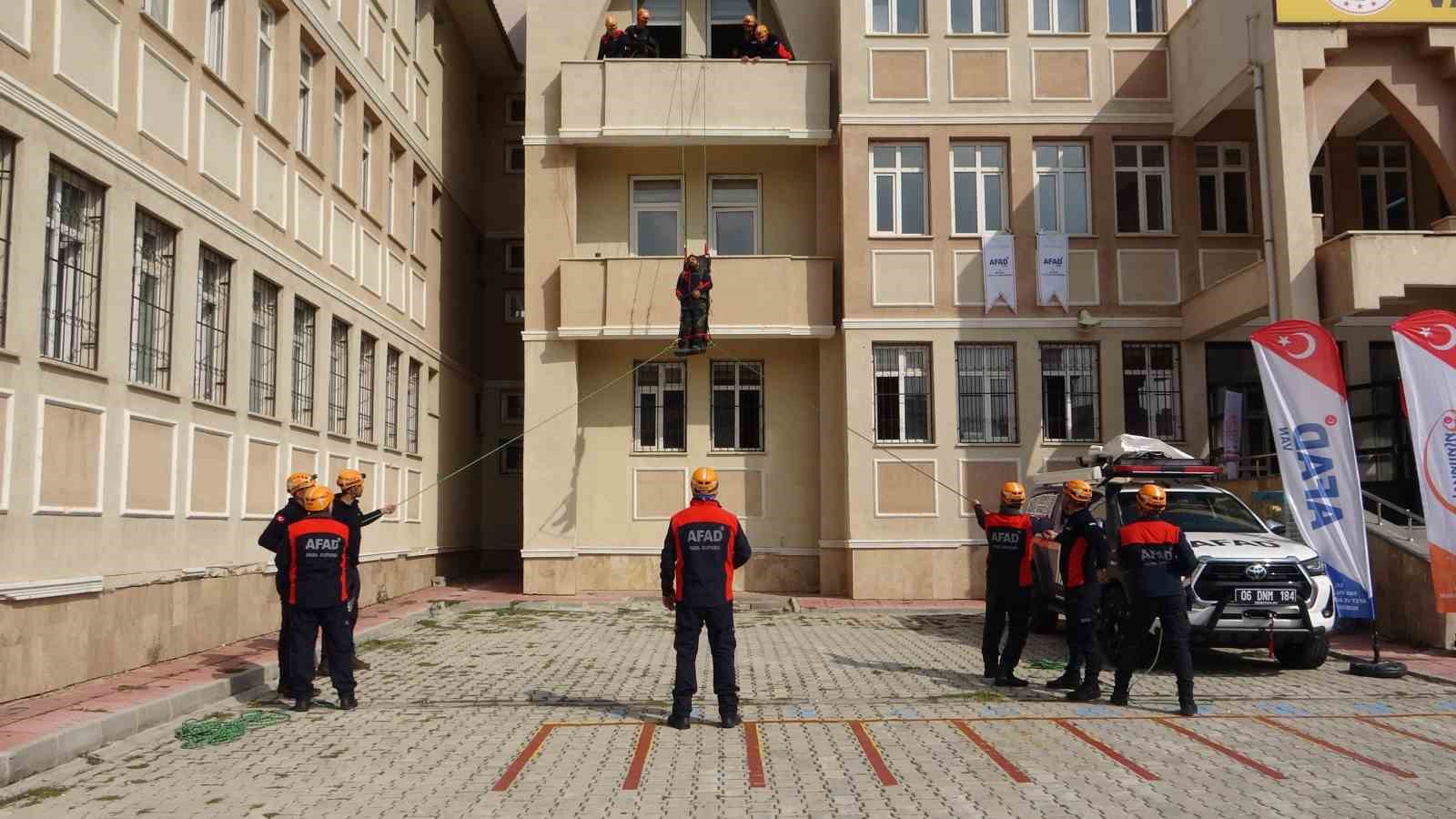 Van’da eş zamanlı deprem tatbikatı