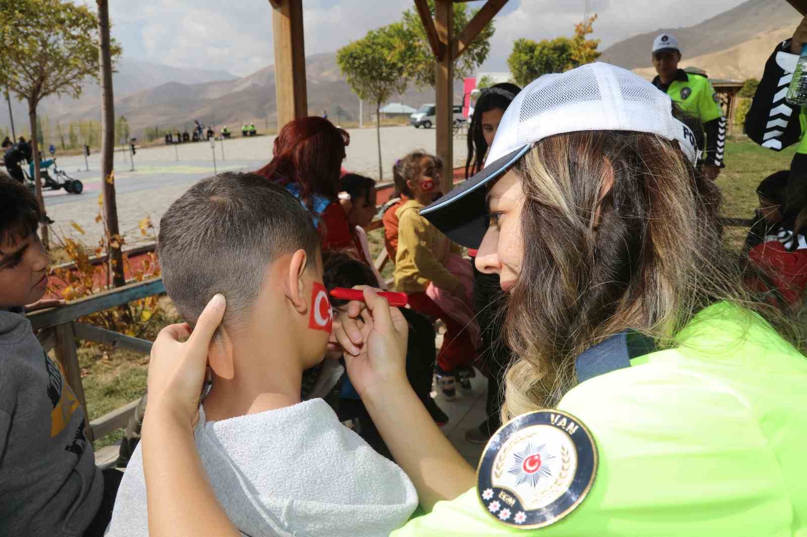 Van’da ’Mobil Trafik Eğitim Tırı’nda öğrencilere eğitim verildi