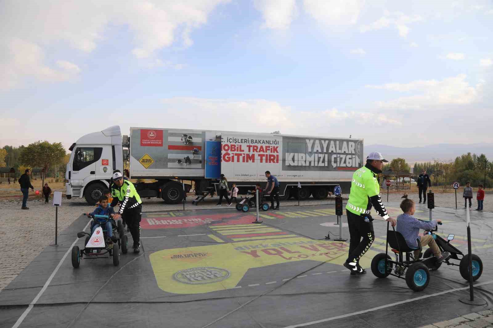 Van’da ’Mobil Trafik Eğitim Tırı’nda öğrencilere eğitim verildi