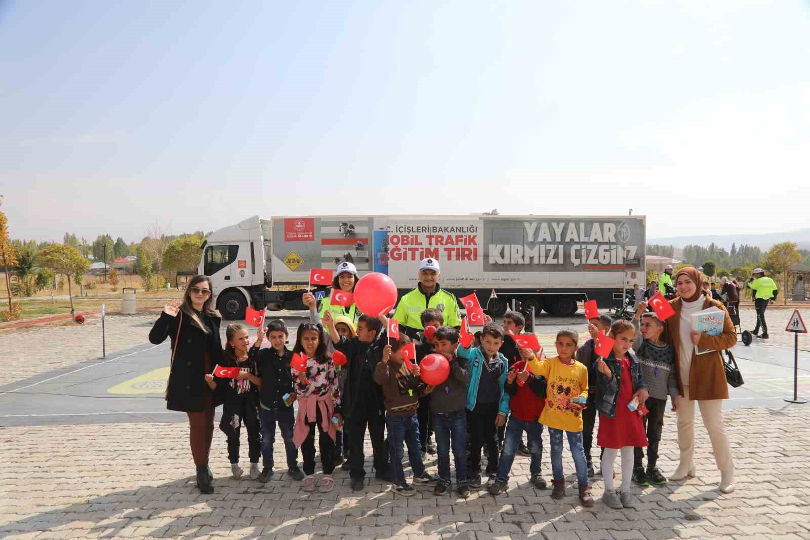 Van’da ’Mobil Trafik Eğitim Tırı’nda öğrencilere eğitim verildi