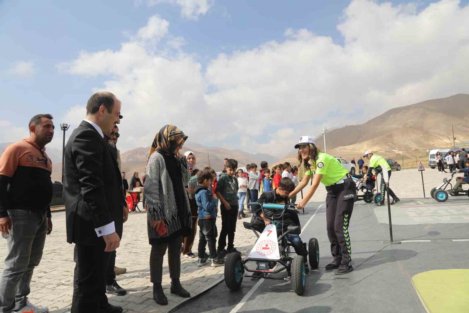 Van’da ’Mobil Trafik Eğitim Tırı’nda öğrencilere eğitim verildi