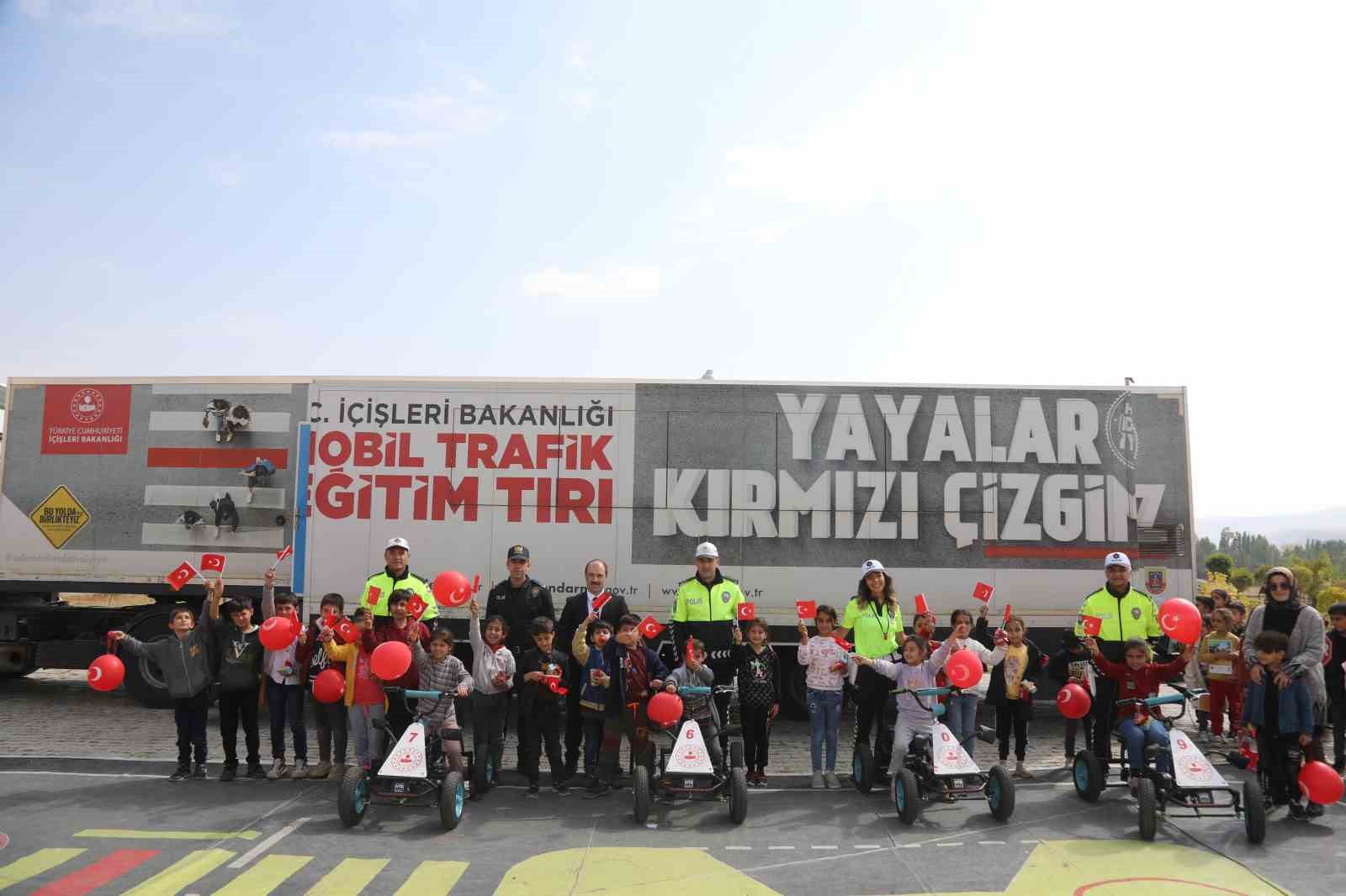 Van’da ’Mobil Trafik Eğitim Tırı’nda öğrencilere eğitim verildi