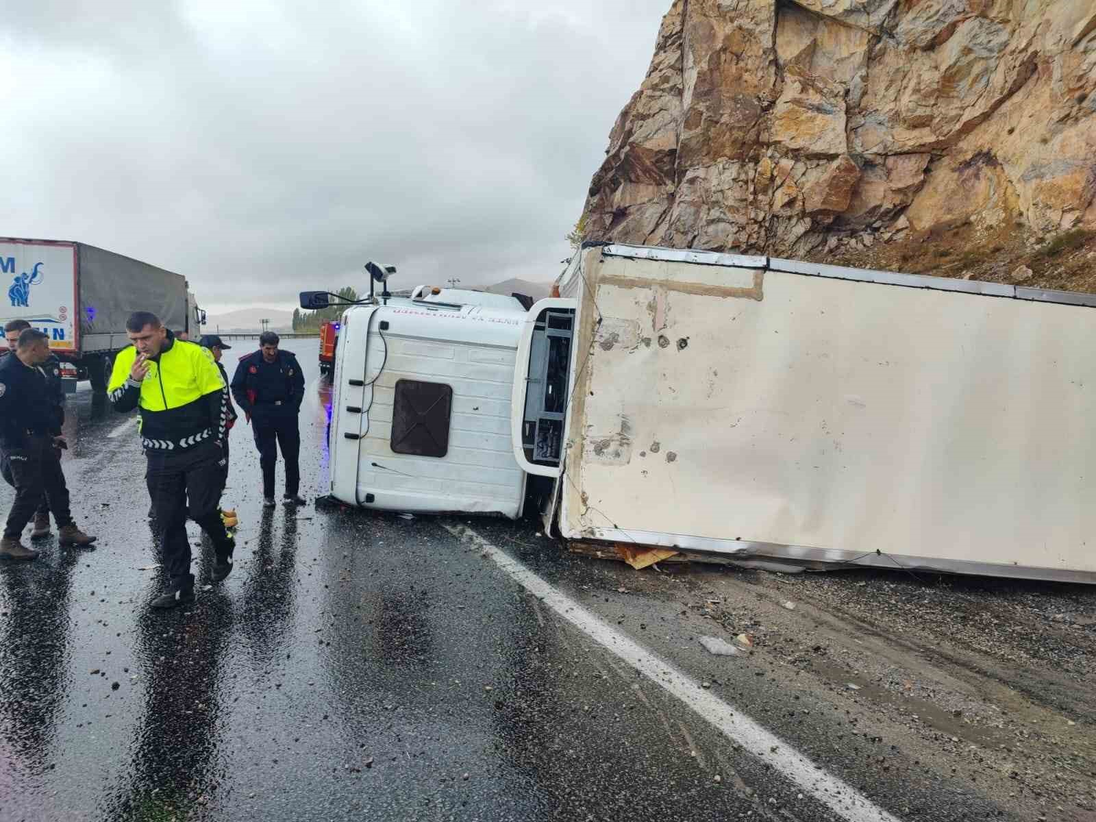 Gevaş’ta tır devrildi: 1 yaralı