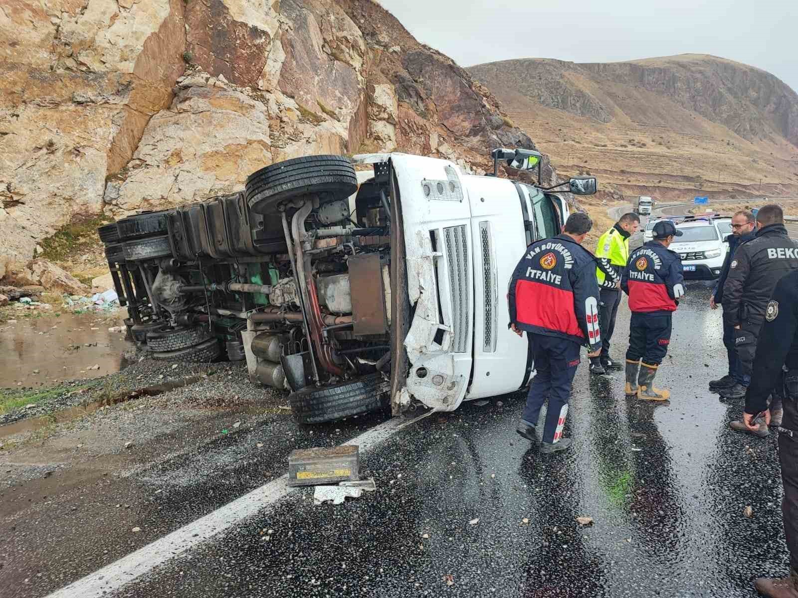 Gevaş’ta tır devrildi: 1 yaralı