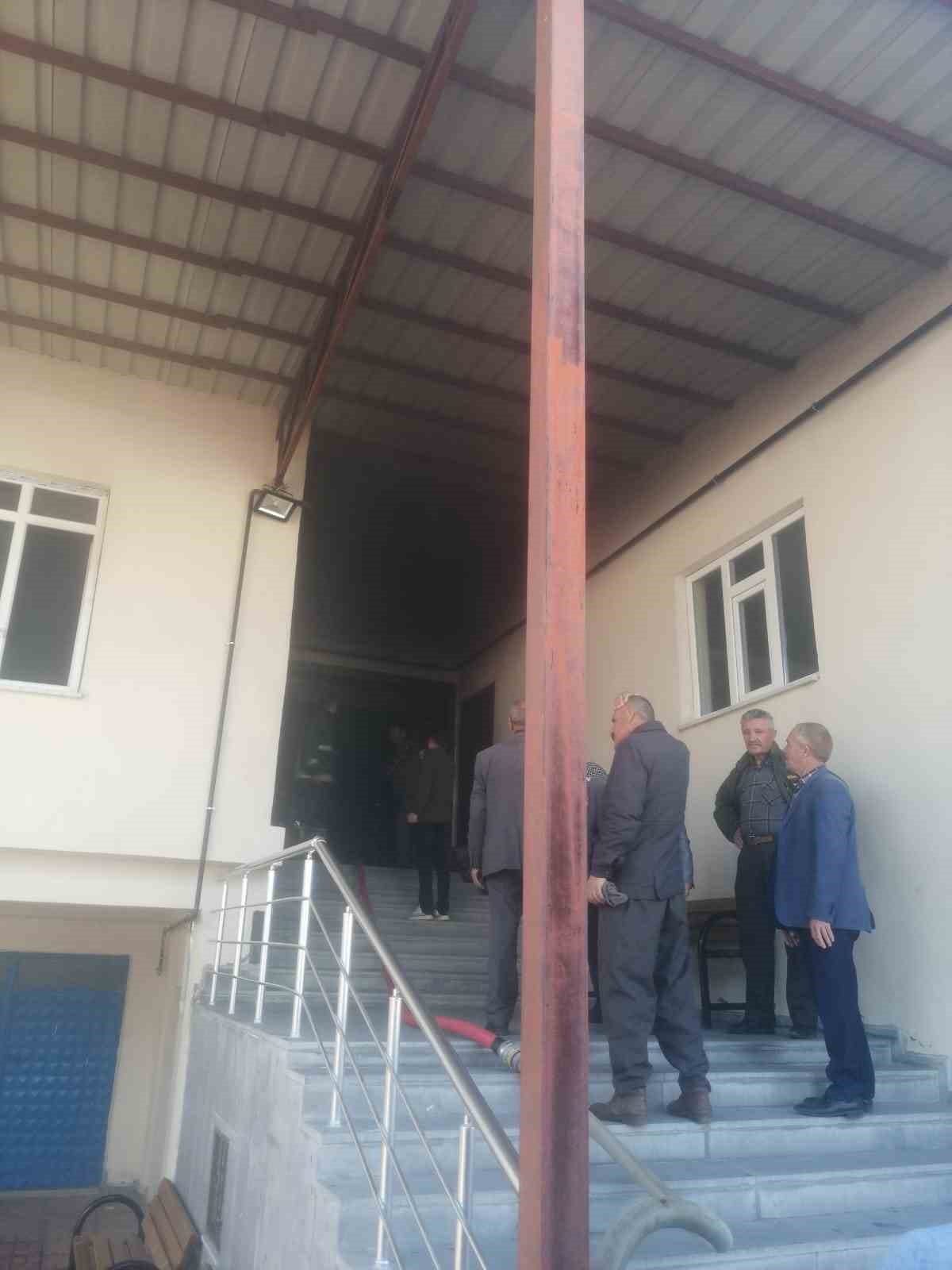 Camide çıkan yangın maddi hasara yol açtı