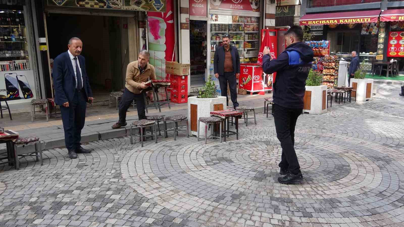 Van’da zabıta yaka kamerasıyla kaldırım denetimi yaptı