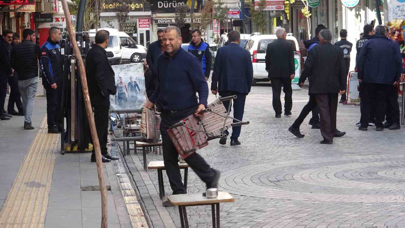 Van’da zabıta yaka kamerasıyla kaldırım denetimi yaptı