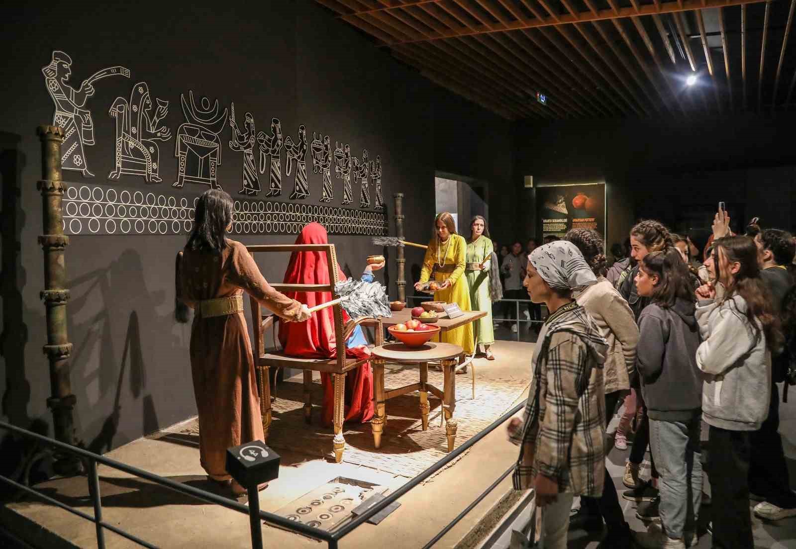 Vanlı öğrenciler müzeyi gezdi
