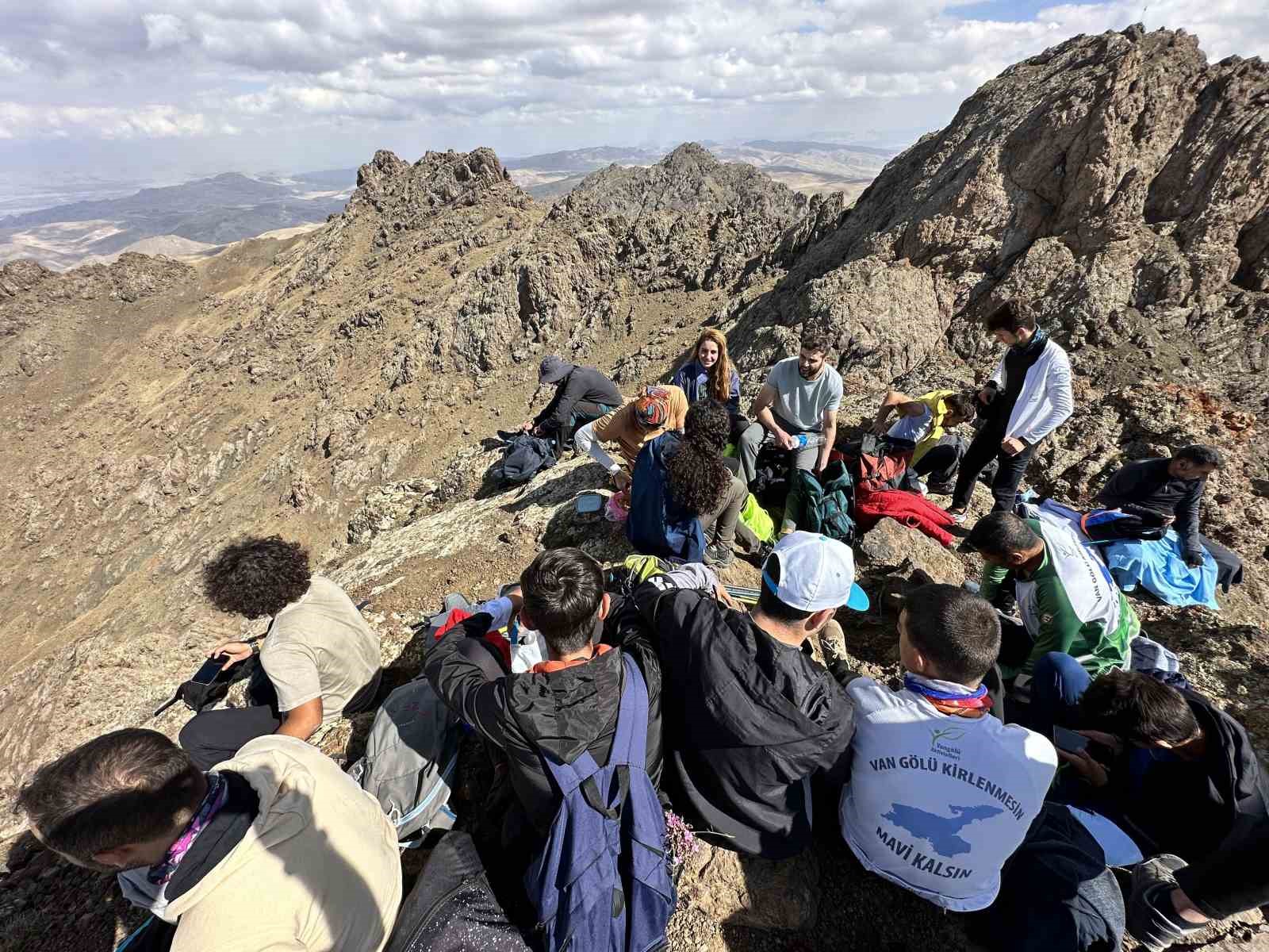 Van Gölü’nün temiz kalması için Erek Dağı’na tırmandılar