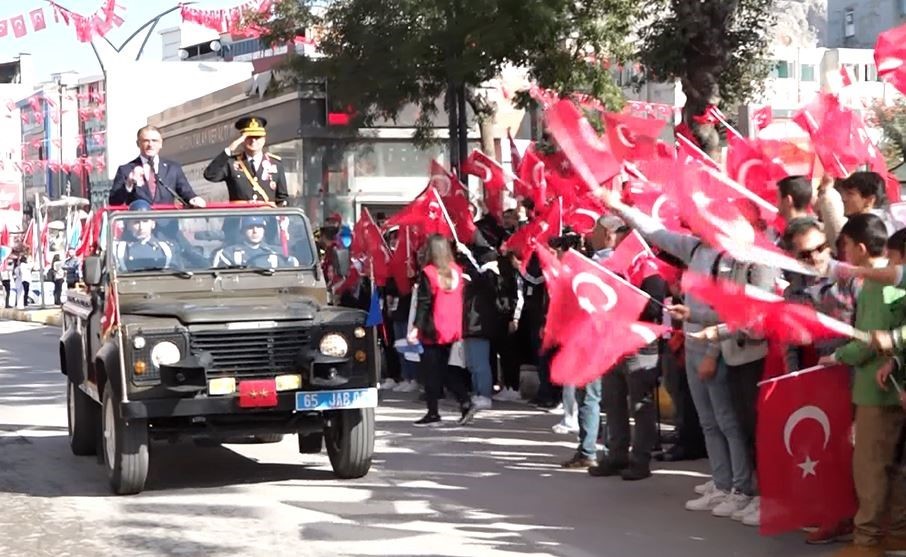 Van’da küçük büyük herkeste 100. yıl coşkusu