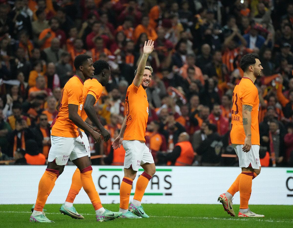 Galatasaray gol şovla zirveyi ele geçirdi!