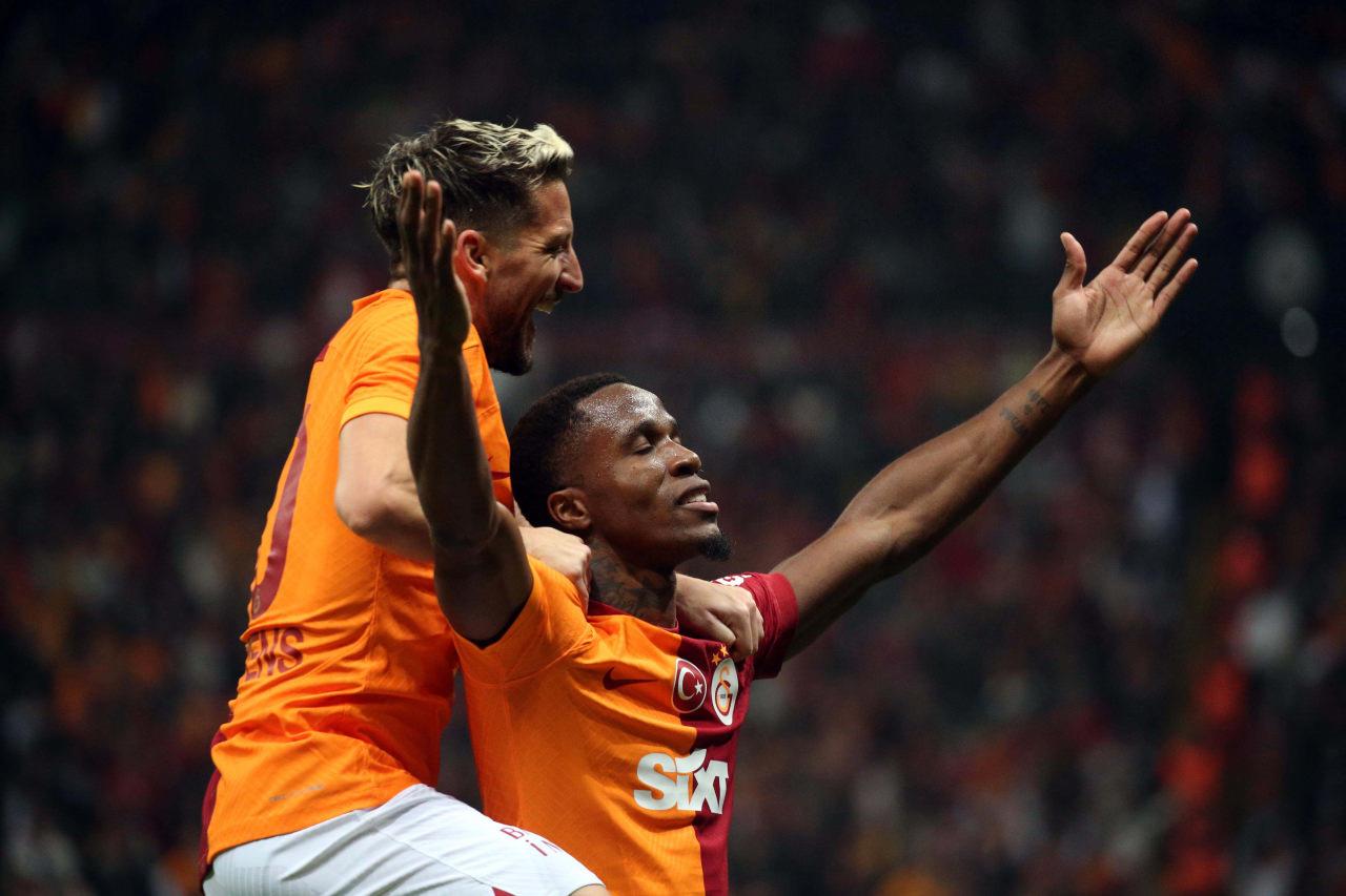 Galatasaray gol şovla zirveyi ele geçirdi!