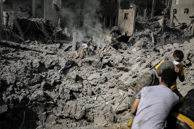 Gazze karanlığa gömüldü, İsrail ordusu kente bomba yağdırıyor