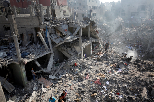 Gazze karanlığa gömüldü, İsrail ordusu kente bomba yağdırıyor