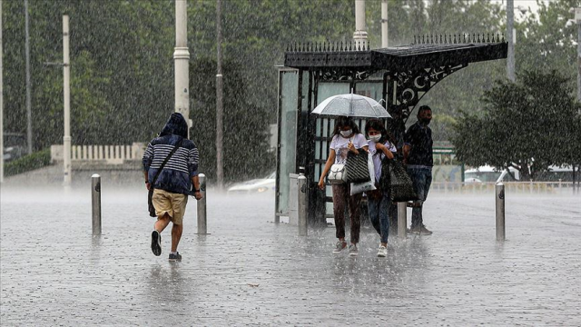 Meteoroloji'den aralarında İstanbul, Ankara ve İzmir'in olduğu 66 il için sarı ve turuncu kodlu uyarı