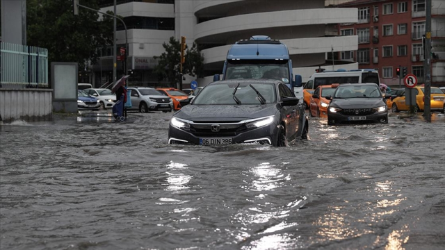 Meteoroloji'den aralarında İstanbul, Ankara ve İzmir'in olduğu 66 il için sarı ve turuncu kodlu uyarı