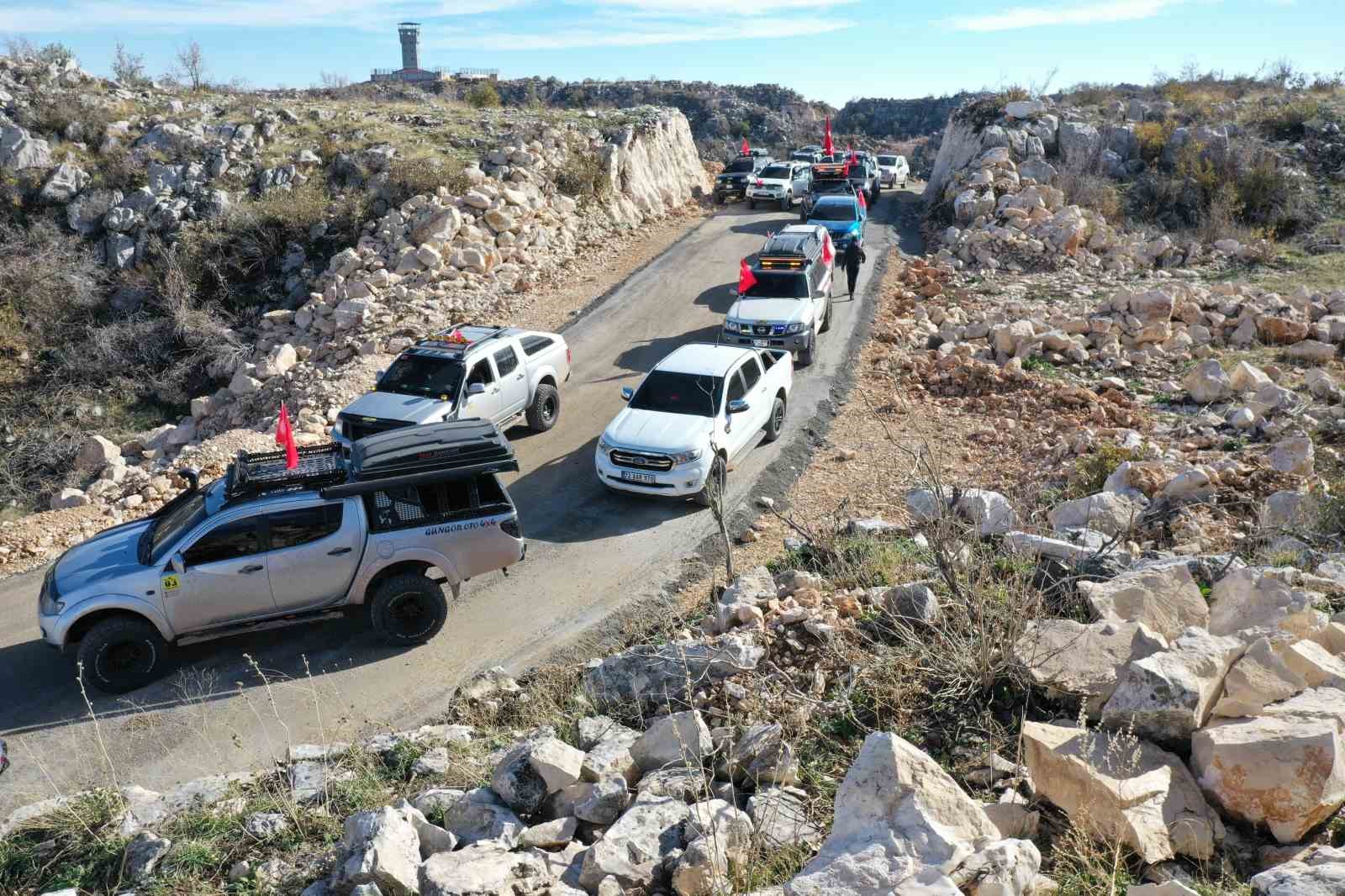 Off-road pilotları terörden temizlenen Gabar Dağı’nda Türk bayrağı açtı