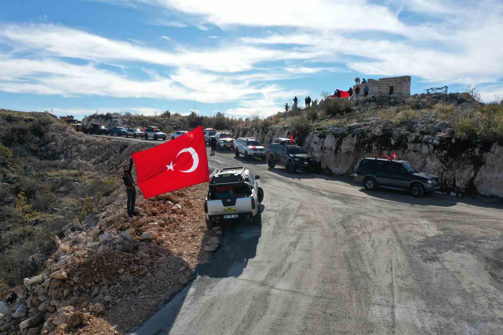 Off-road pilotları terörden temizlenen Gabar Dağı’nda Türk bayrağı açtı