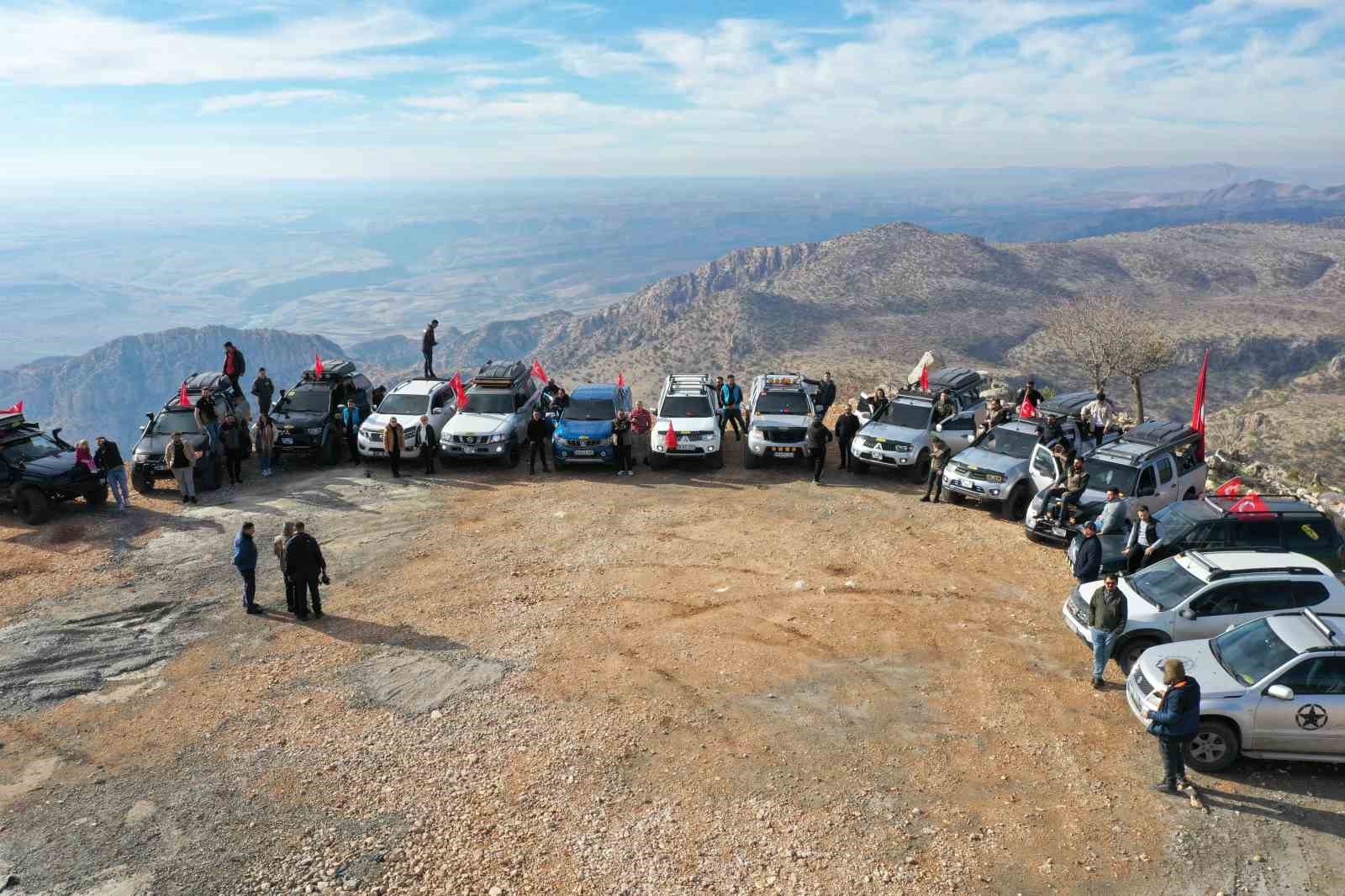 Off-road pilotları terörden temizlenen Gabar Dağı’nda Türk bayrağı açtı