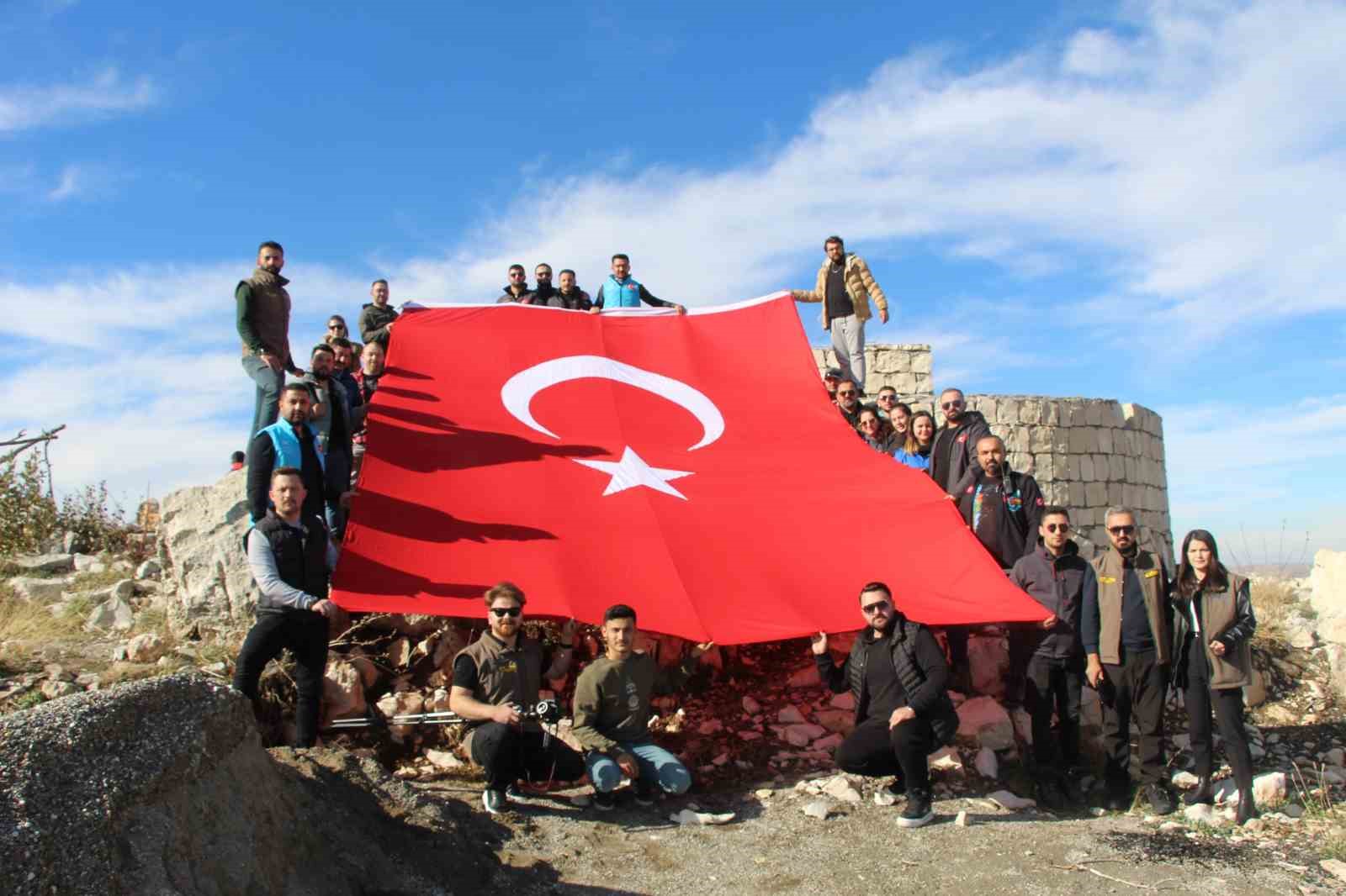 Off-road pilotları terörden temizlenen Gabar Dağı’nda Türk bayrağı açtı