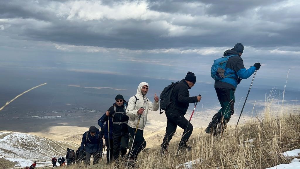 Van Gölü aktivistleri Pamuk Dağı’nda Filistin bayrağı açtı