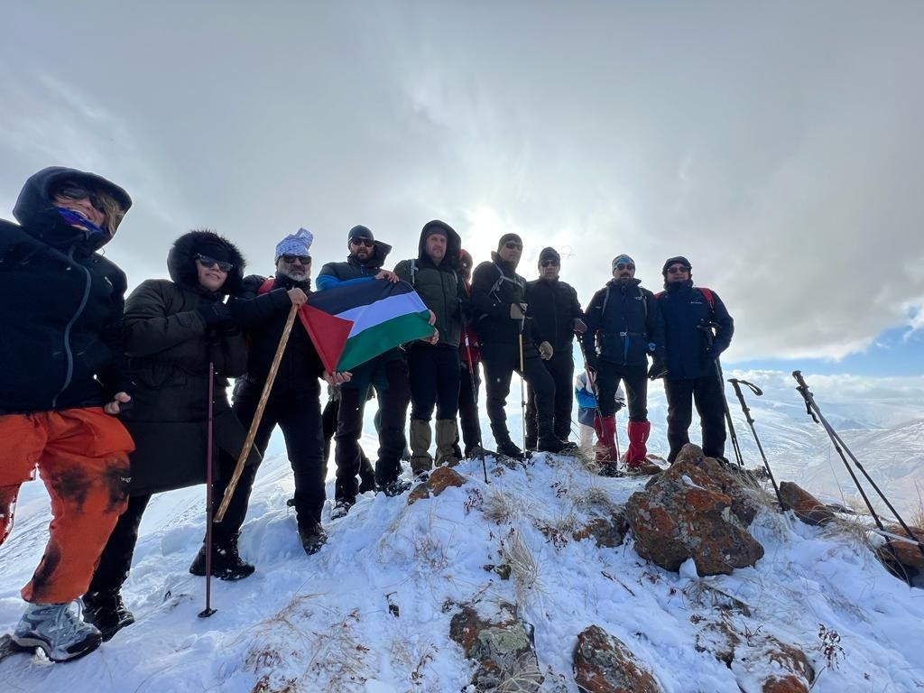 Van Gölü aktivistleri Pamuk Dağı’nda Filistin bayrağı açtı