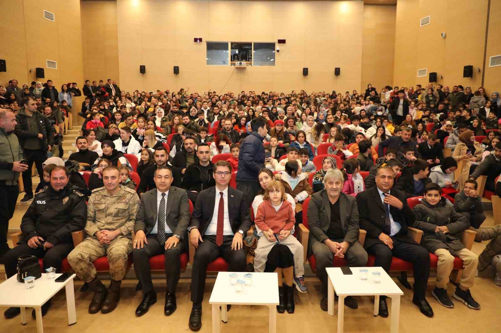 Erciş’te ‘tek perdelik komedi’ oyunu sahnelendi