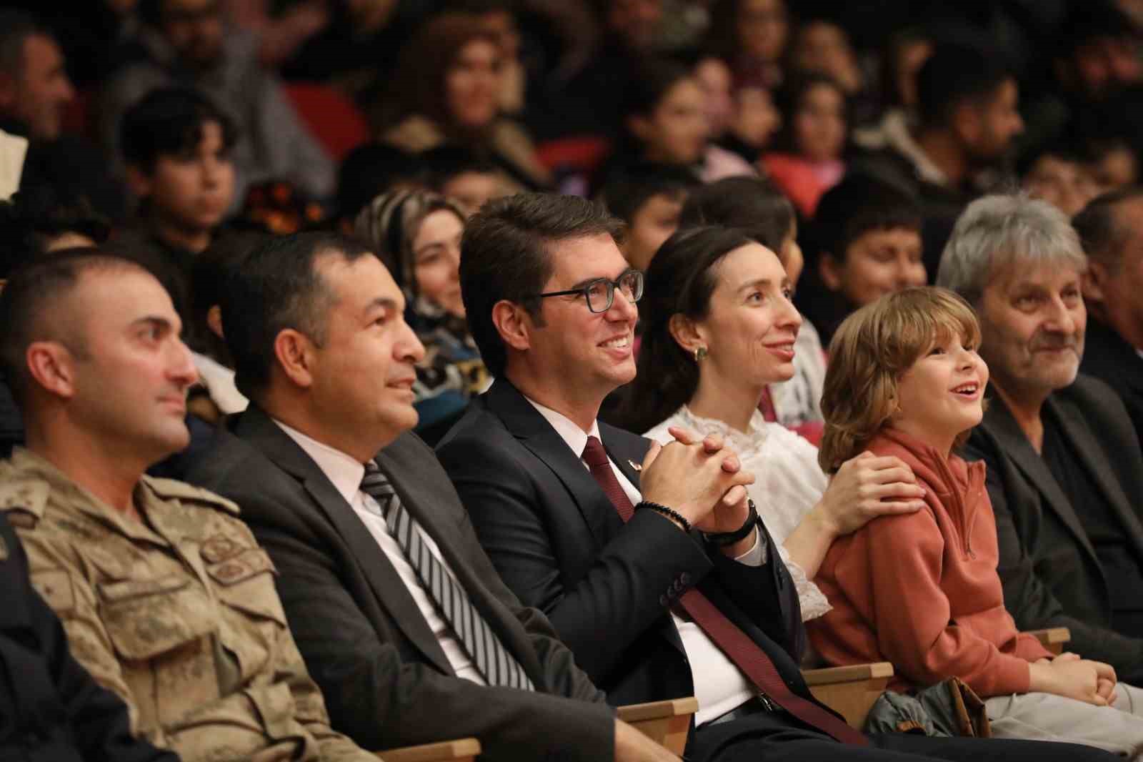 Erciş’te ‘tek perdelik komedi’ oyunu sahnelendi