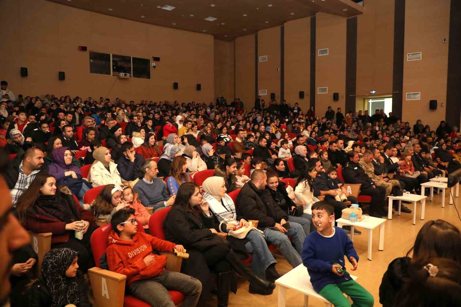 Erciş’te ‘tek perdelik komedi’ oyunu sahnelendi