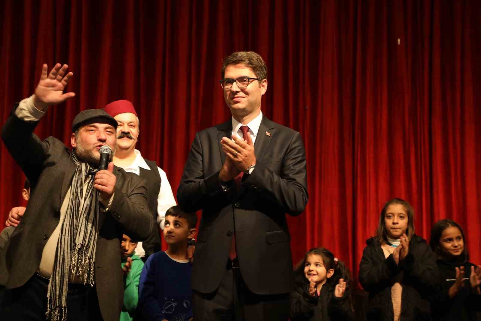Erciş’te ‘tek perdelik komedi’ oyunu sahnelendi