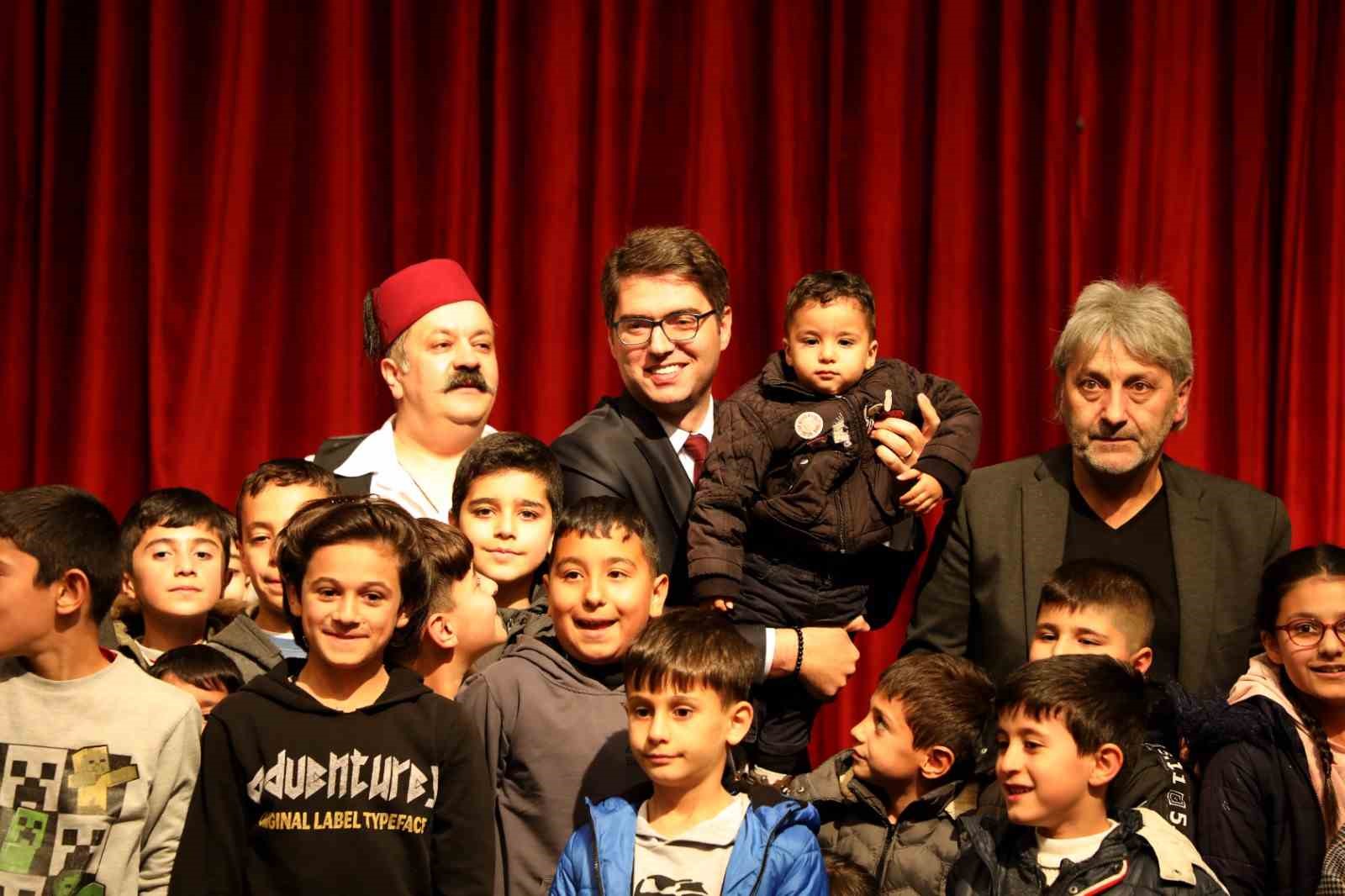 Erciş’te ‘tek perdelik komedi’ oyunu sahnelendi