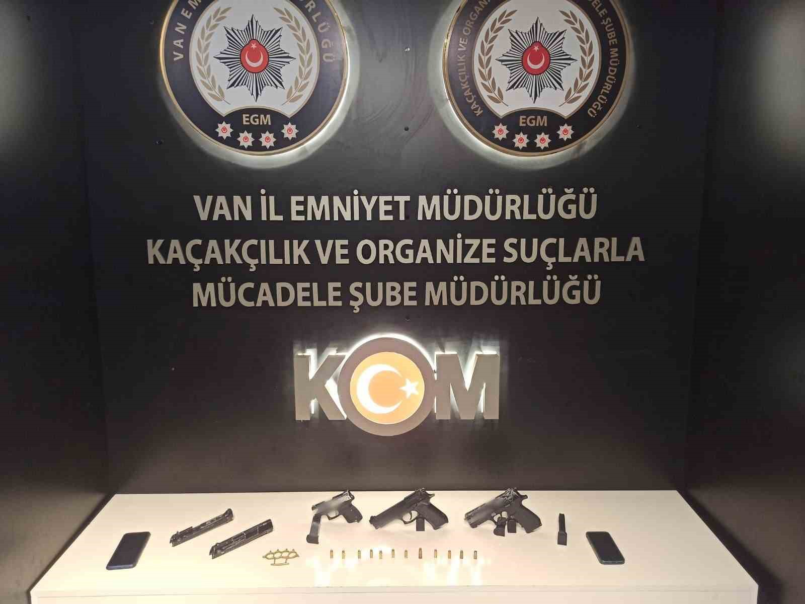 Van’da gümrük kaçağı malzemeler ele geçirildi