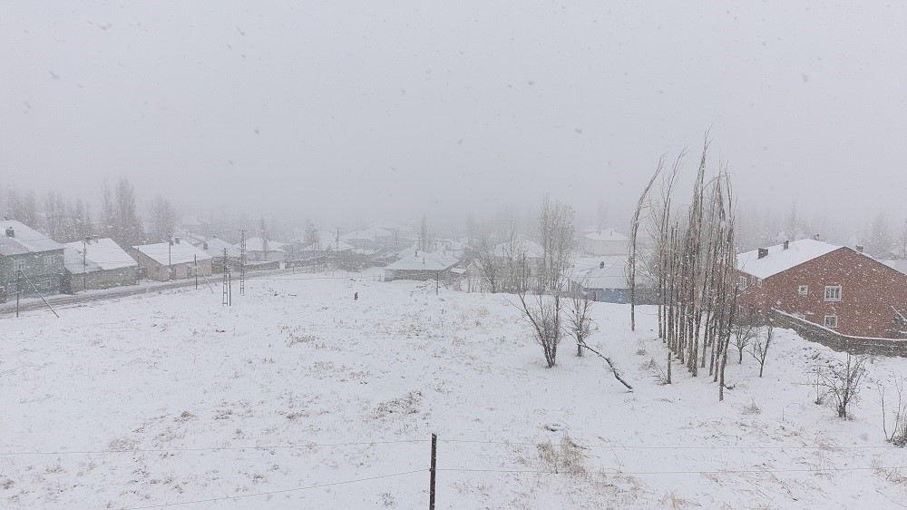 Başkale’de kar yağışı: 7 yerleşim yerinin yolu kapandı