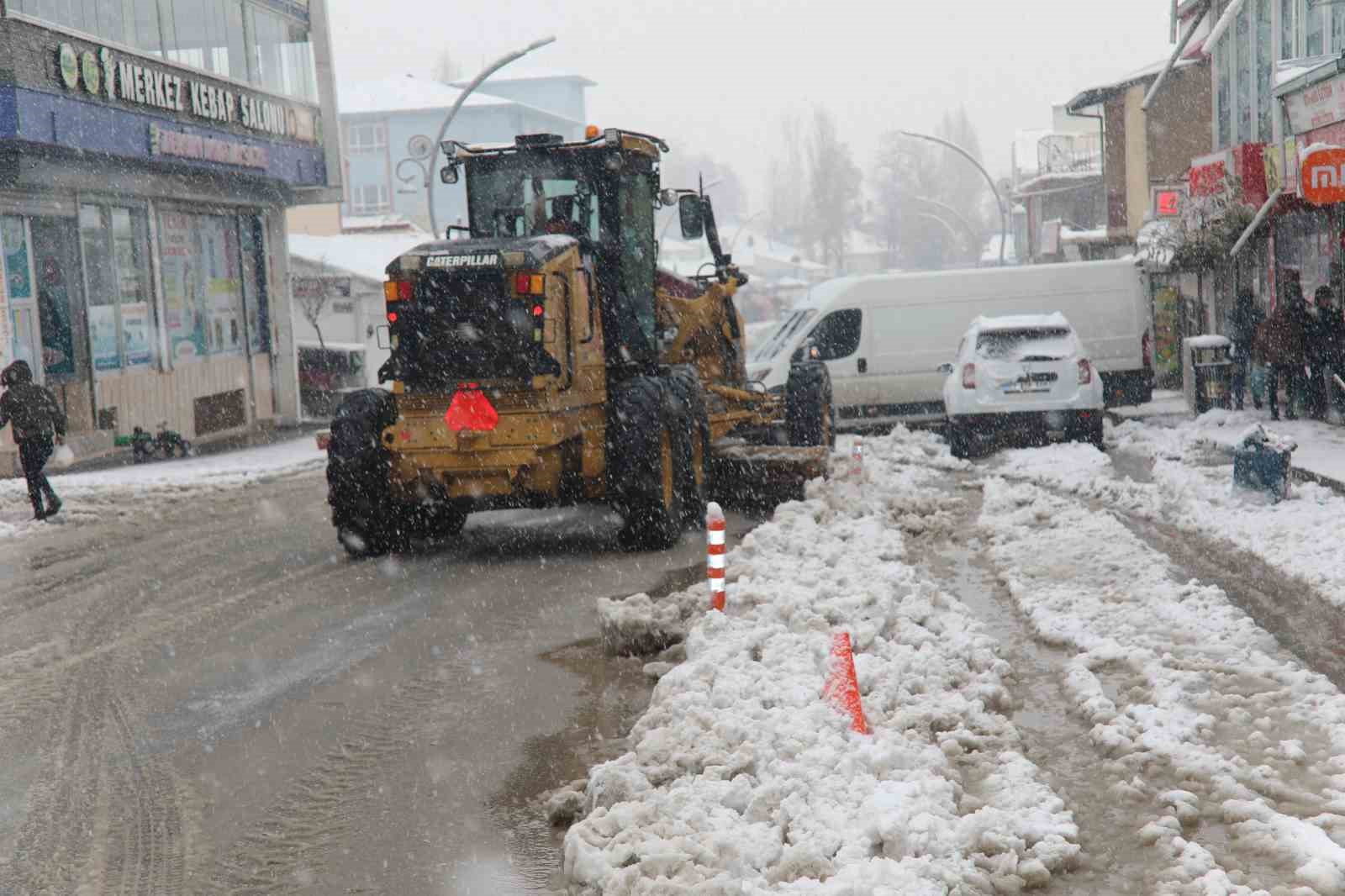 Başkale’de kar yağışı: 7 yerleşim yerinin yolu kapandı