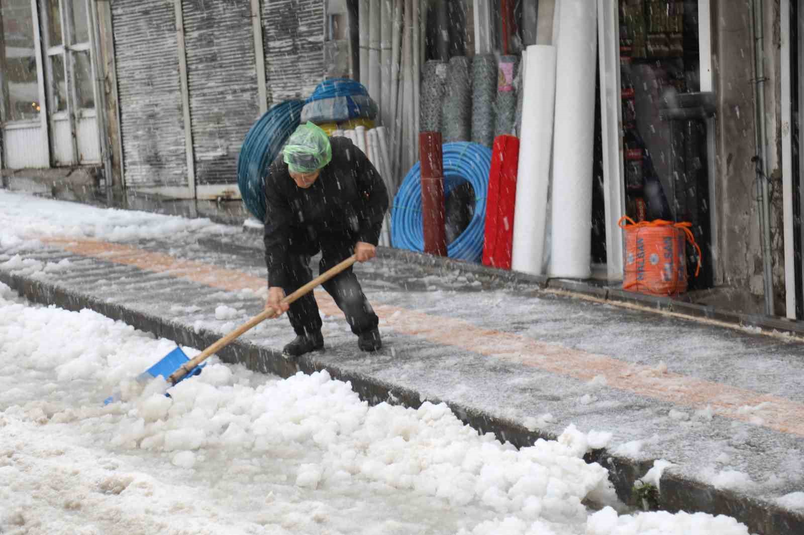 Başkale’de kar yağışı: 7 yerleşim yerinin yolu kapandı