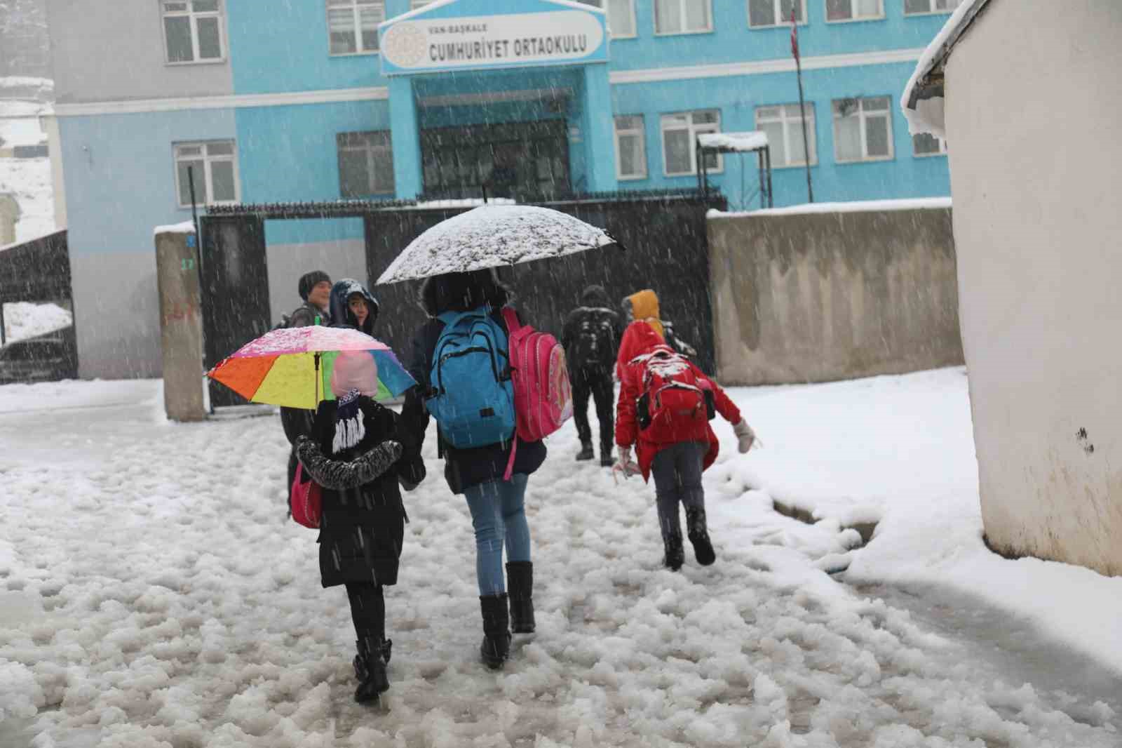 Başkale’de kar yağışı: 7 yerleşim yerinin yolu kapandı