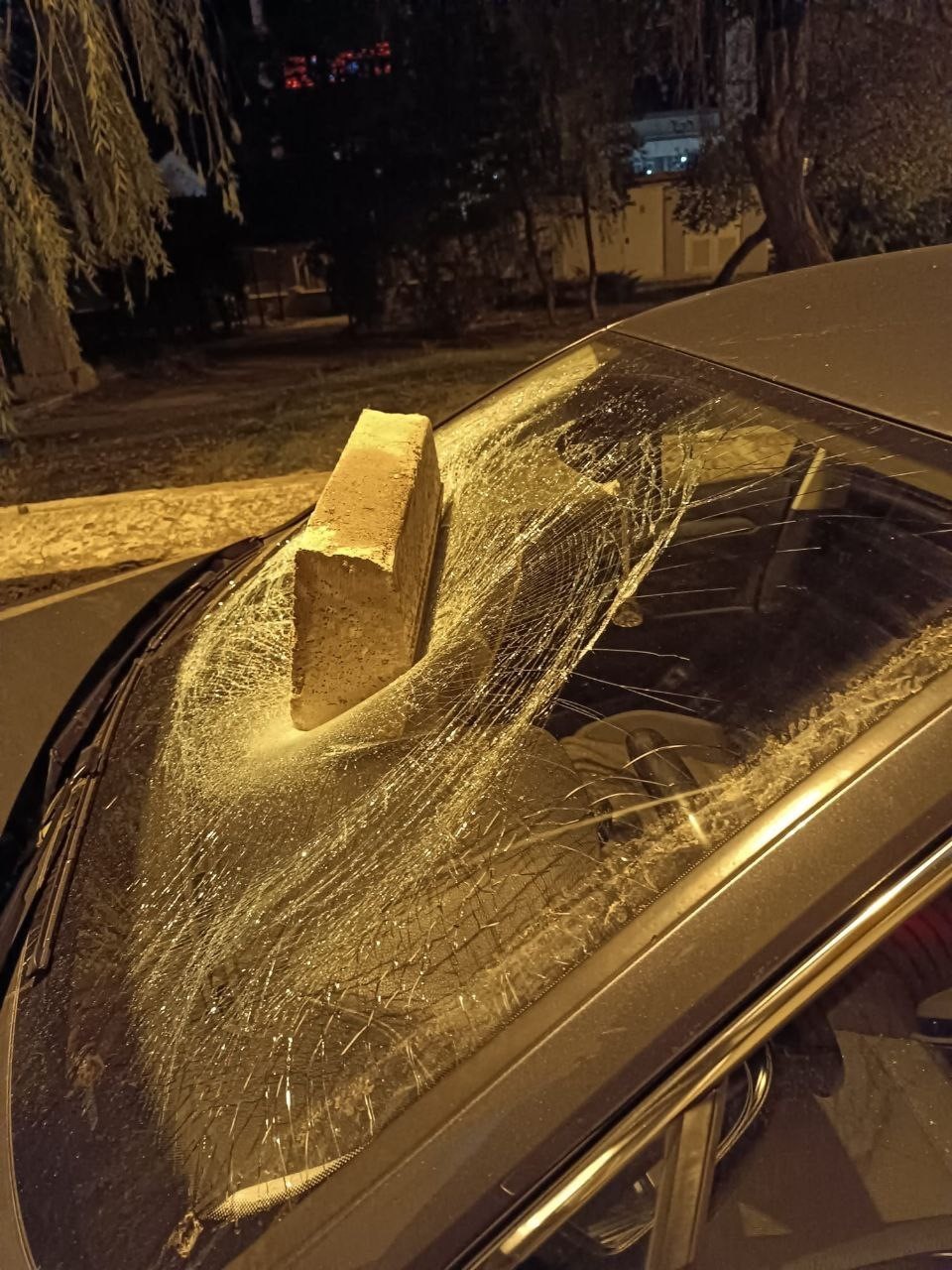 Sivas’ta bir garip olay, kaldırım taşını otomobilin camına sapladı