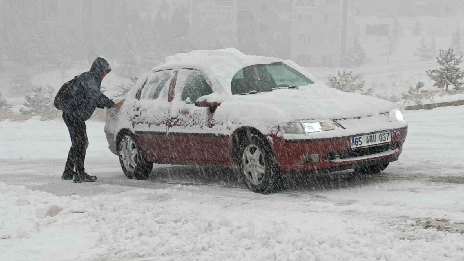 Van’da kar hayatı felç etti: Araçlar yolda kaldı