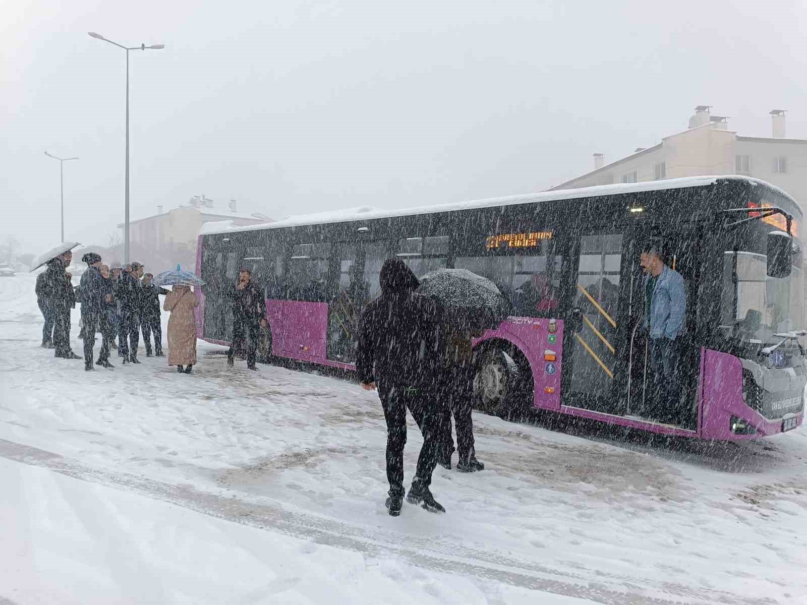 Van’da kar hayatı felç etti: Araçlar yolda kaldı