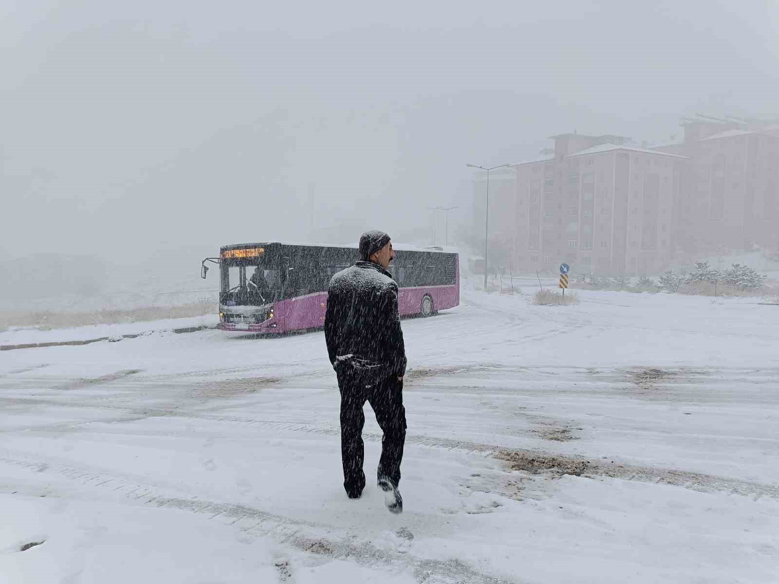 Van’da kar hayatı felç etti: Araçlar yolda kaldı