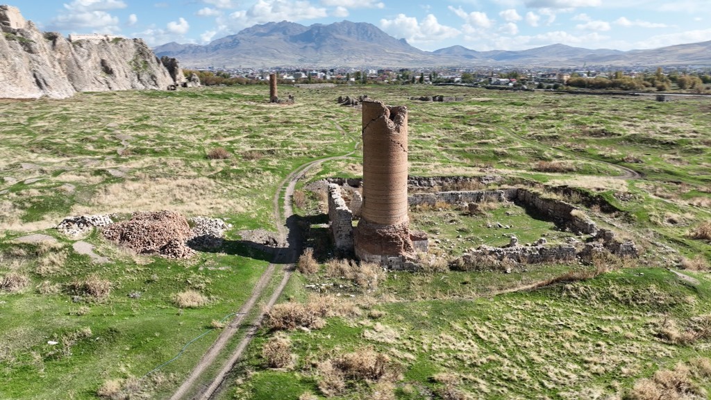 Selçuklu dönemine ait tarihi Van Ulu Cami’nin restorasyon çalışmaları başladı