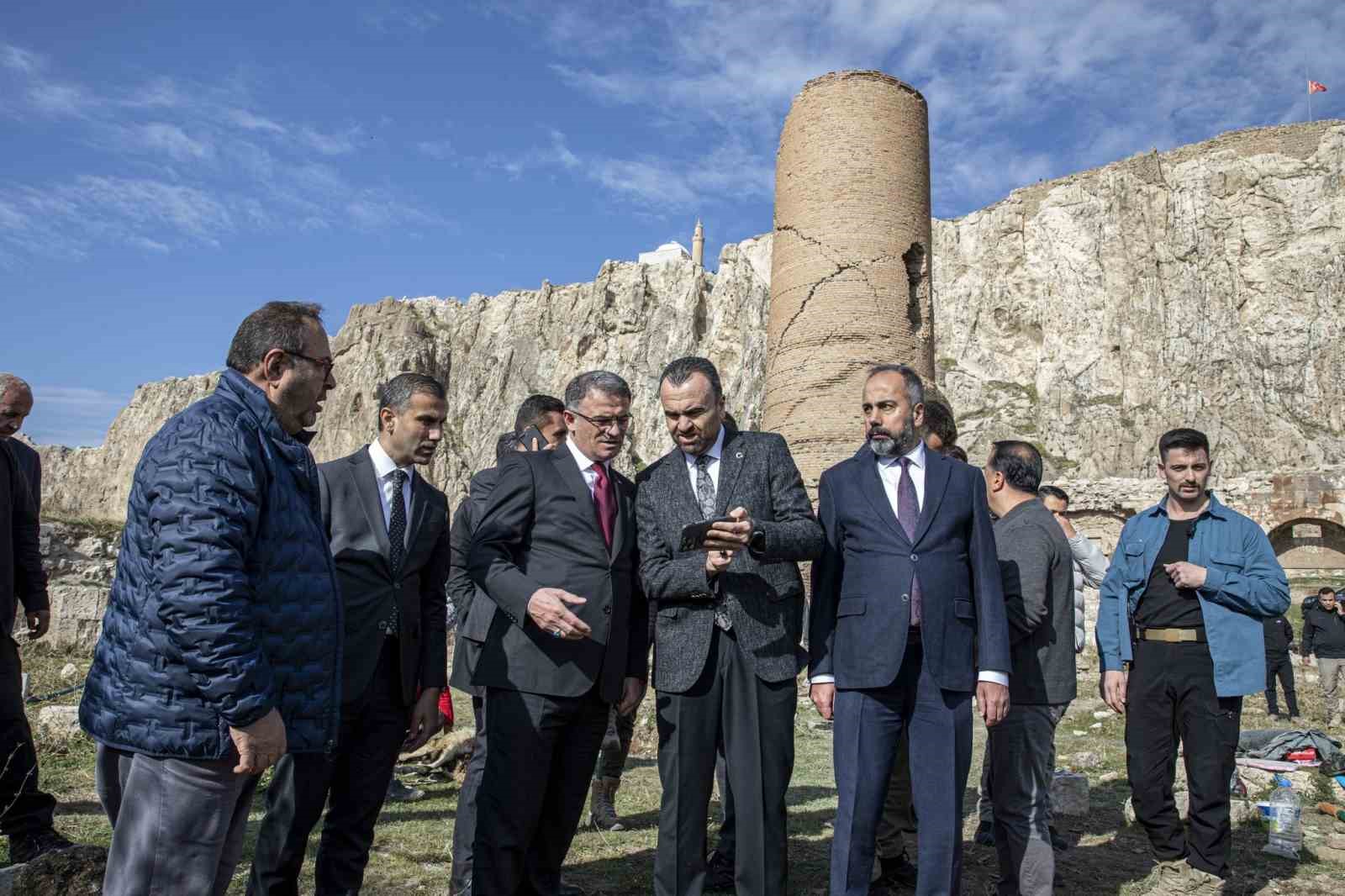 Selçuklu dönemine ait tarihi Van Ulu Cami’nin restorasyon çalışmaları başladı