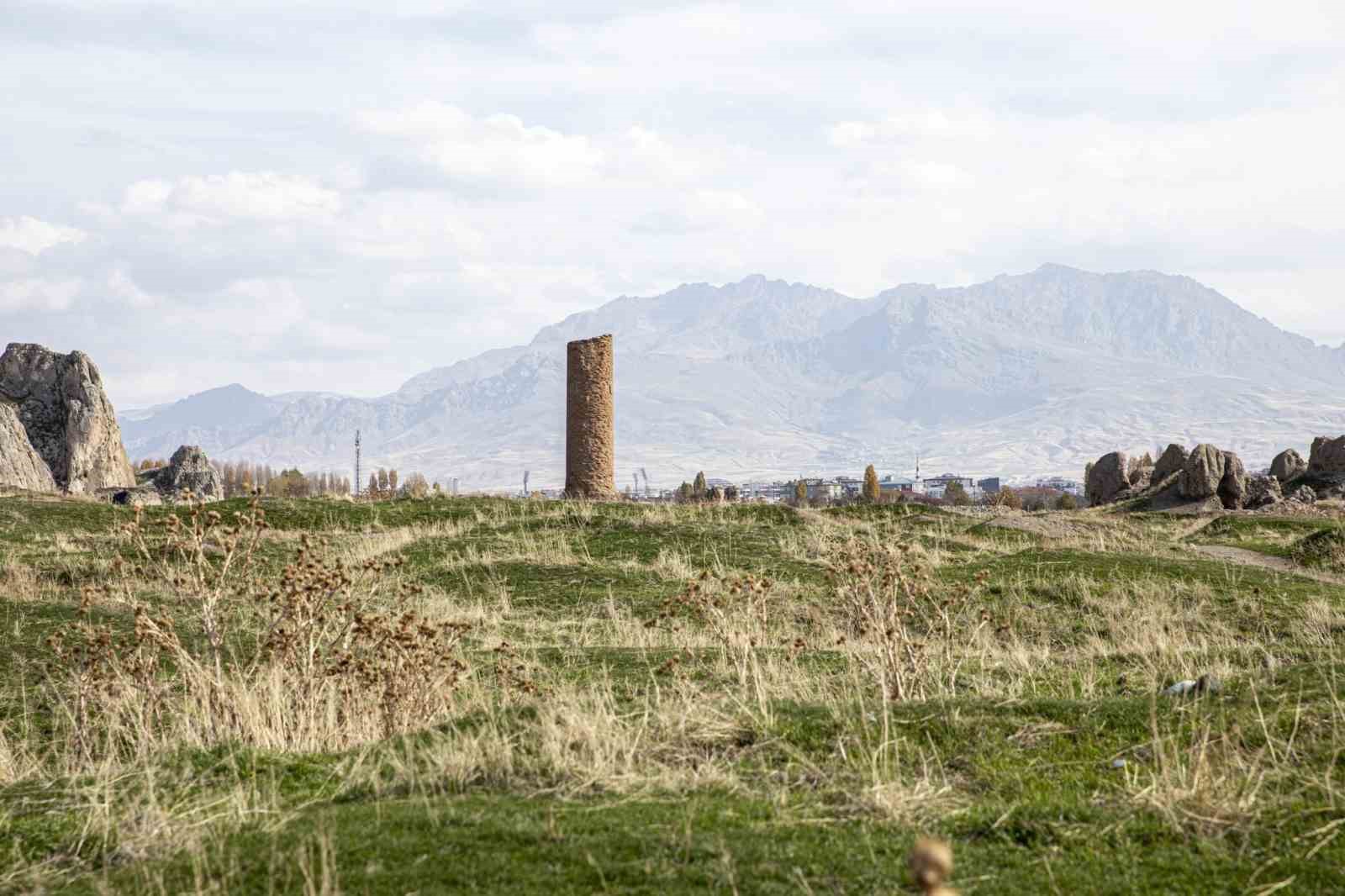 Selçuklu dönemine ait tarihi Van Ulu Cami’nin restorasyon çalışmaları başladı