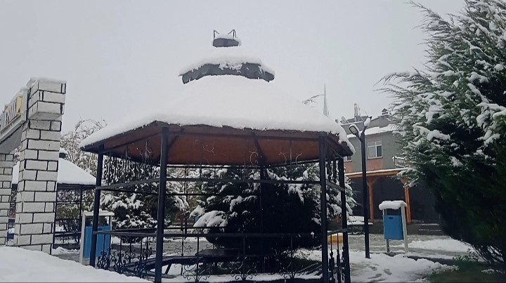 Özalp’a mevsimin ilk karı yağdı